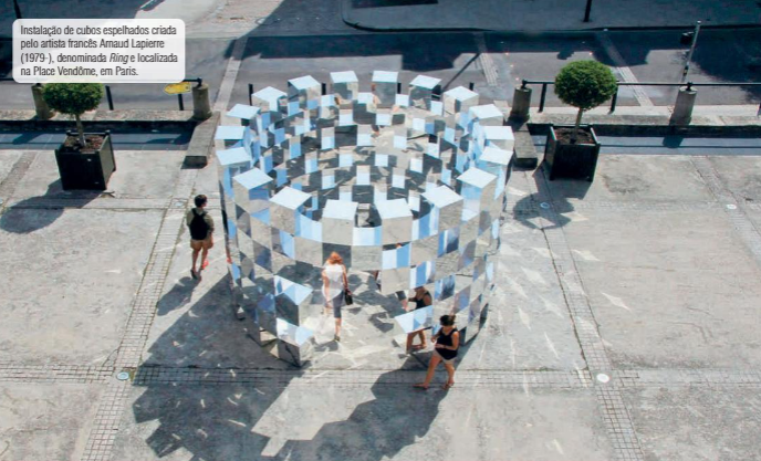 Instalação Ring — cubos espelhados na Place Vendôme, Paris.